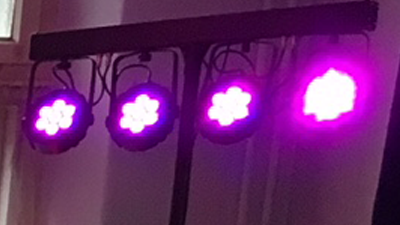 Feestverlichting bij de rijdende dj